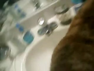 Ok Mon Garçon Sens La Chatte Dit Elle En Riant Puis Commença À Bondir Autour Du Chien. Le Chien Se Précipita Et Essaya D'entrer Dans Sa Compagne